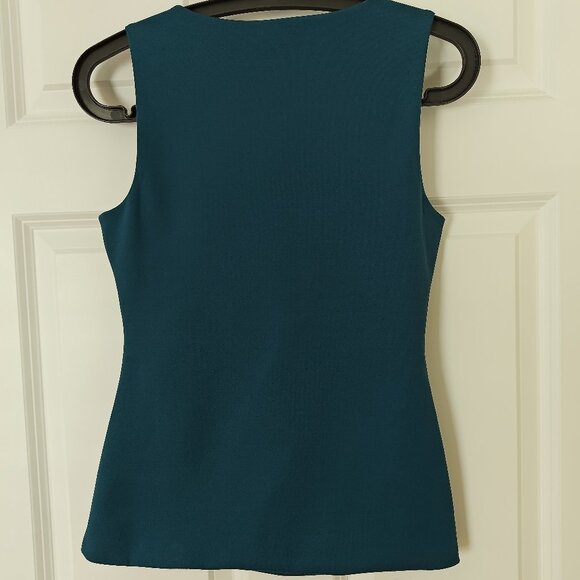 WHBM - Sz. XXS - Asymmetric Ruffle Shell - Picture 7 of 8